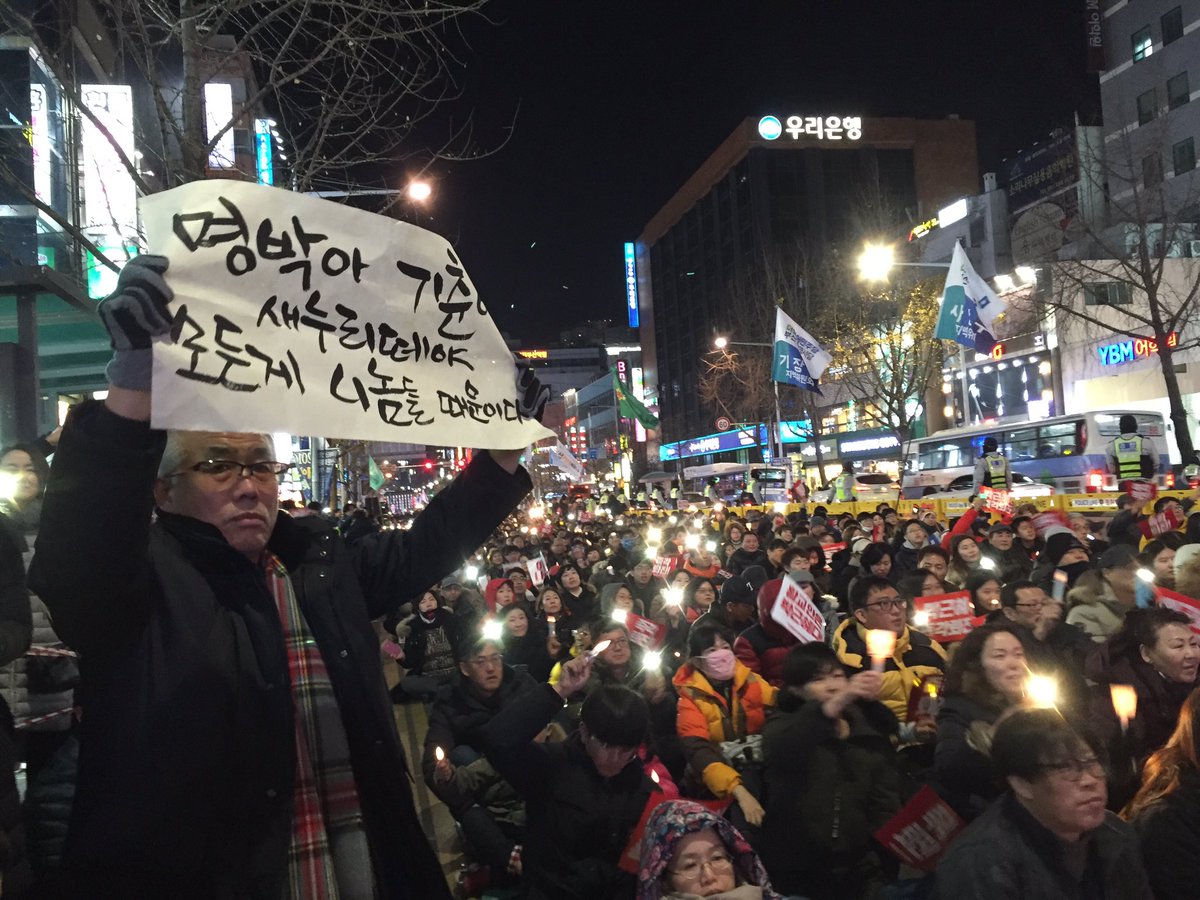 JINSUK_85's tweet image. 유난히 물을 무서워했다는 다윤이
"가기싫다는 딸에게
수학여행도 수업이니
다녀오라 했습니다
이렇게 오래 돌아오지
못할줄은 몰랐습니다
아홉명이 세월호에 있습니다
세월호가 인양돼야 우리딸
뼈라도 만져볼수 있습니다
세월호를 아직도 인양하지않는
이유가 뭘까요"