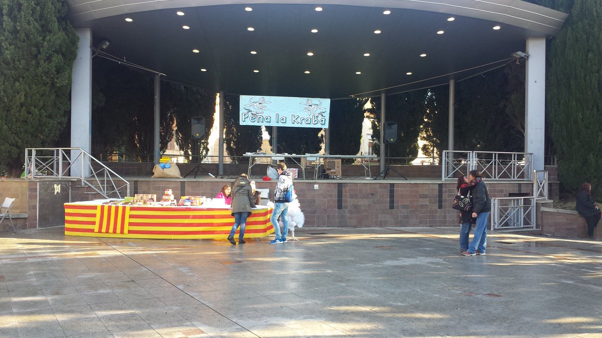 LaKraba's tweet photo. Ya estamos en la Plaza España de #Binéfar con Kraba Solidaria. Hasta el mediodía recogiendo alimentos navideños para @CruzRojaEsp https://t.co/jfvnm8LykX