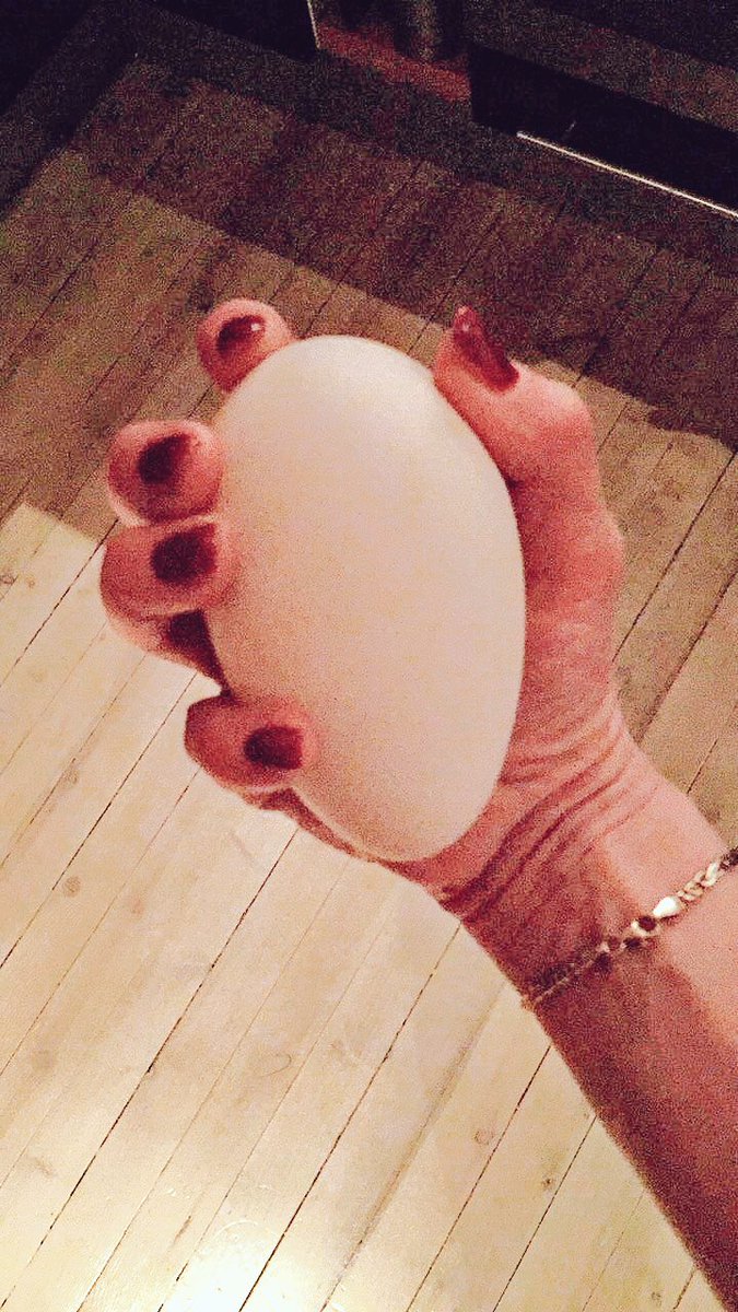 Rosabonde's tweet photo. Ja, jeg har små hender. Gåseegg er uansett store! Årstidforvirrede gjess gir tre i en, og færre egg å knuse i bollen😊 #julekaker https://t.co/xqwCTBK766