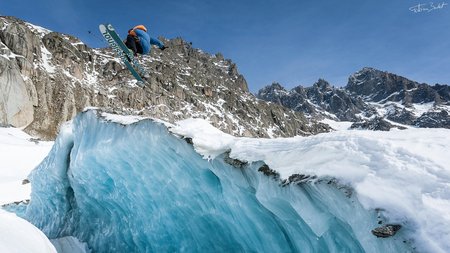 RedBullFrance's tweet image. .@FavretSam en action sur la Mer de Glace de Chamonix dans #BackyardsProject : win.gs/2hFoMnC