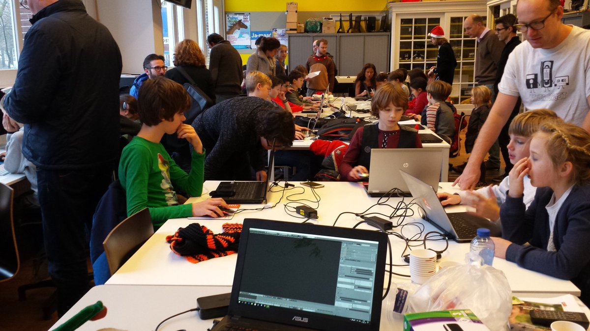atmind's tweet image. It&apos;s Xmas-dojo time @Coderdojo020 #b3d #b3d101