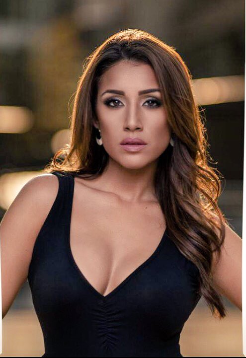 ModelLondon's tweet image. Today we have the gorgeous Jemelin joining you for @OfficialPDC @WilliamHill #WHDarts 
Give her some darts love too! 🎯💃🏽#WalkOnGirl #Model