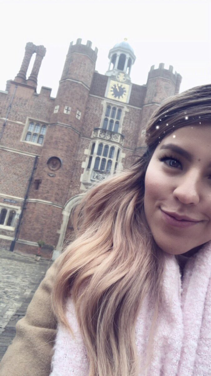 PPTeamLesslie's tweet photo. Buenos días mis polinesios 😘 hoy estamos en un hermoso castillo 🏛 https://t.co/DrVnIUYaCp