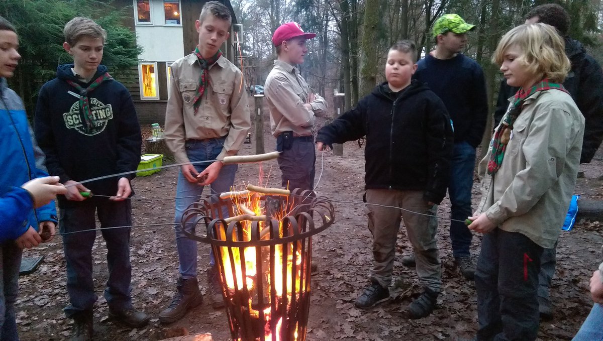Ultieme Scoutingopkomst: Houthakken en kampvuur.