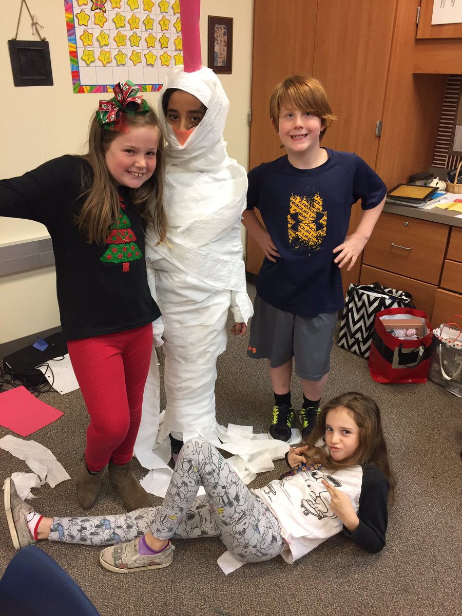 knight4th's tweet photo. 4th grade Winter party snowman fun! https://t.co/dWbh7sOtIz