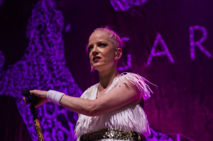 TheNoiseCL's tweet photo. "Garbage: Hipnosis noventera". Revisa como se vivió el primer show de #GarbageEnChile →https://t.co/JXstqzVvFu https://t.co/OfQeiw8zd9