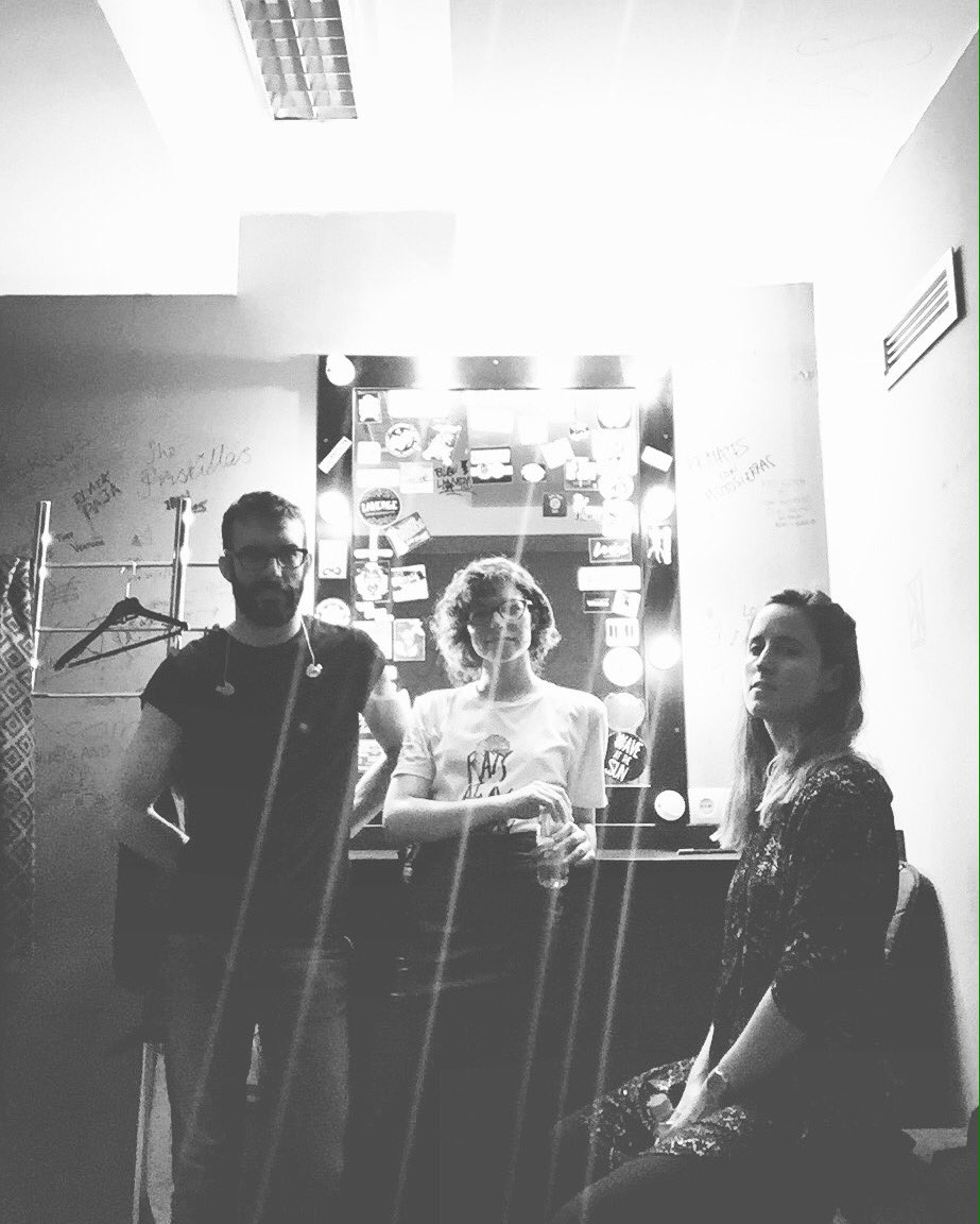 PennyNecklace's tweet photo. TOOOOONIGHT formato trío cañón celebrando el #pennyversario de disco #eeedfdpn /// @SalaTaboo @thecrabapples @IsaBmusic @BlackElephantES 🌟 https://t.co/2d0JUcnj17