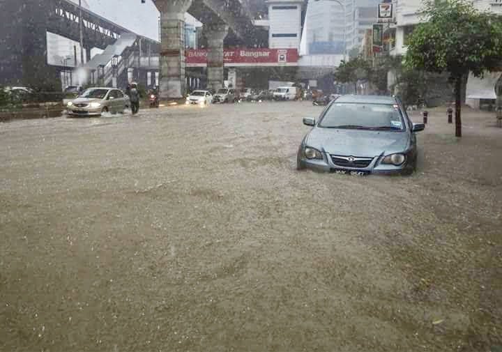staronline's tweet photo. Flash floods hit KL after heavy afternoon downpour https://t.co/coqzC7iTi9 https://t.co/UNxw3XHin7