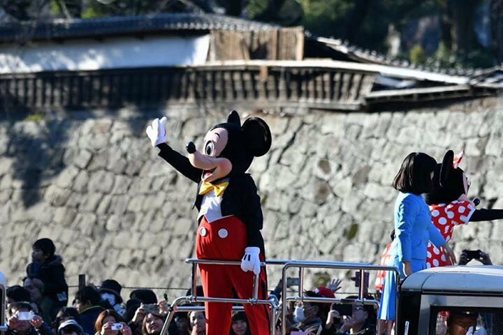加藤清正 熊本城をバックにディズニーパレード とても素晴らしい光景じゃな