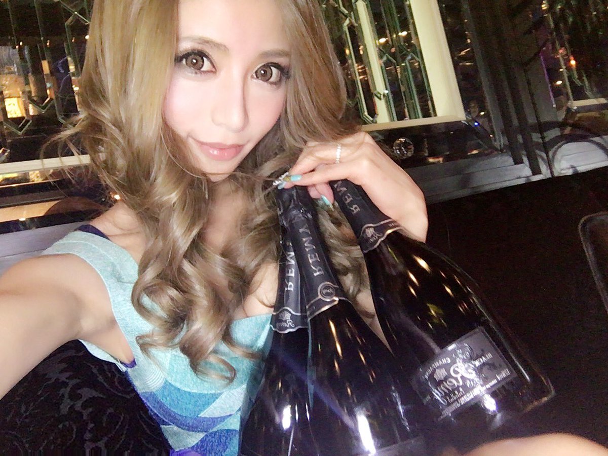 Remy🍾歌舞伎町初上陸💖💖💖 大阪のキャバクラとかで流行ってる シャンパンだよん🥂 ディアレストにも置いてるから是非 わーん二日酔いだ😱💭💭
