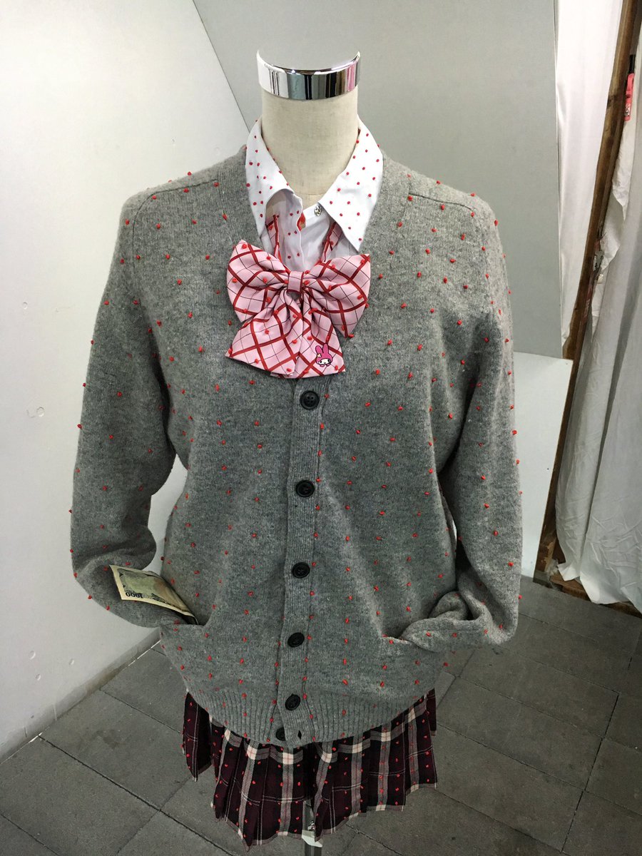 はむぞう @hamuzou 「超はっぴぃ☆Eえんど!」で印象深かった作品。神谷絢栄さんの「働く女子高生のための服」。おはなしカフェやおさんぽカフェで働くJKたちが無事であるようにと千人針を施した制服。 はむぞう @hamuzou 「超はっぴぃ☆Eえんど!」で印象深かった作品。神谷絢栄さんの「働く女子高生のための服」。おはなしカフェやおさんぽカフェで働くJKたちが無事であるようにと千人針を施した制服。