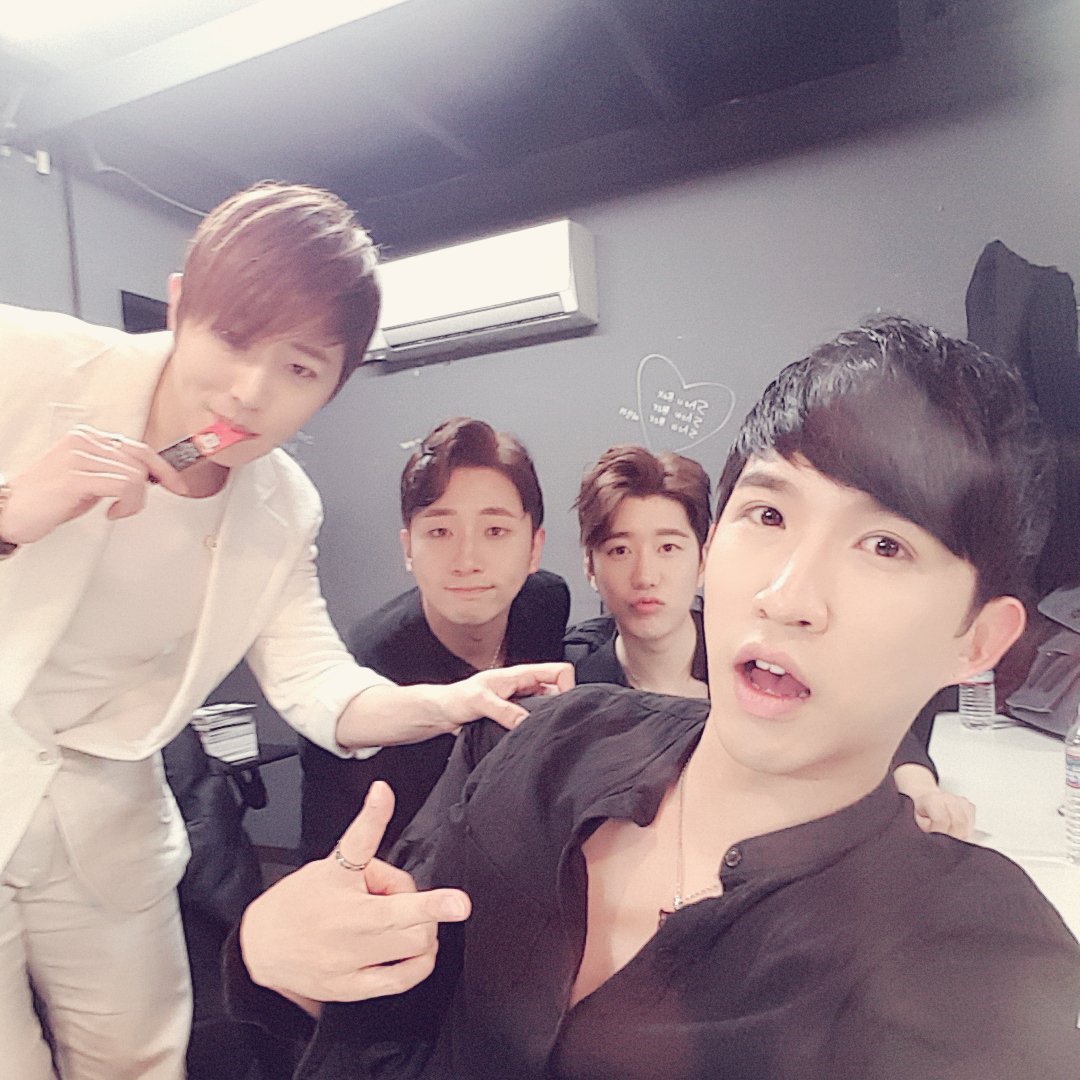 everbrown1204's tweet photo. 오랜만에 4인팟. 영욱이 홍삼 cf 들어올듯ㅋㅋ https://t.co/N6HEAvX9W7