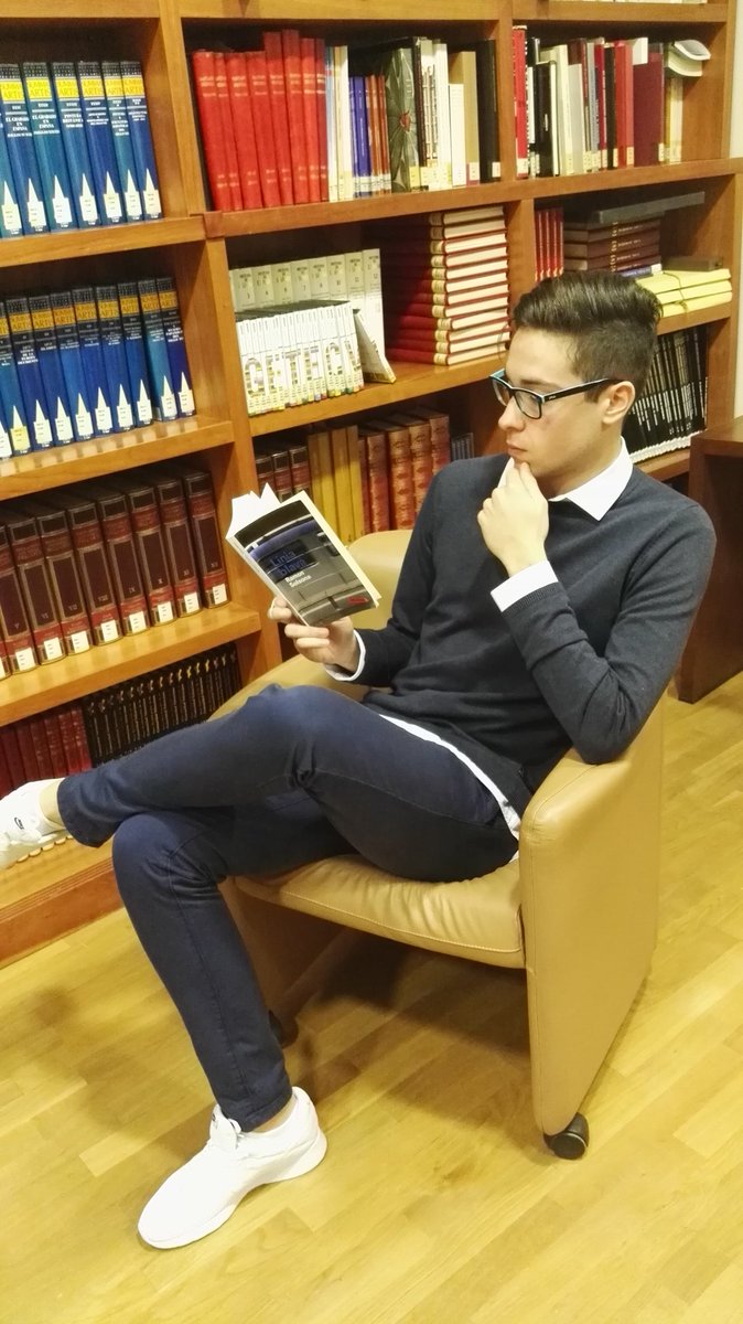 Lector100tific's tweet image. Bon cap de setmana a tots i totes! 
Aprofiteu per a llegir el vostre llibre favorit 💞📖
#CECVContemLecturaAVL