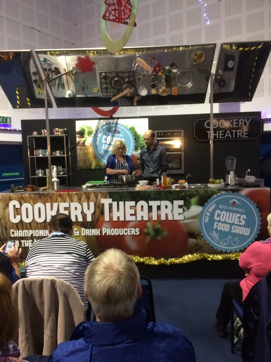 CowesXmasFest's tweet photo. @janecdevonshire on stage now! https://t.co/UDyURzwzNQ