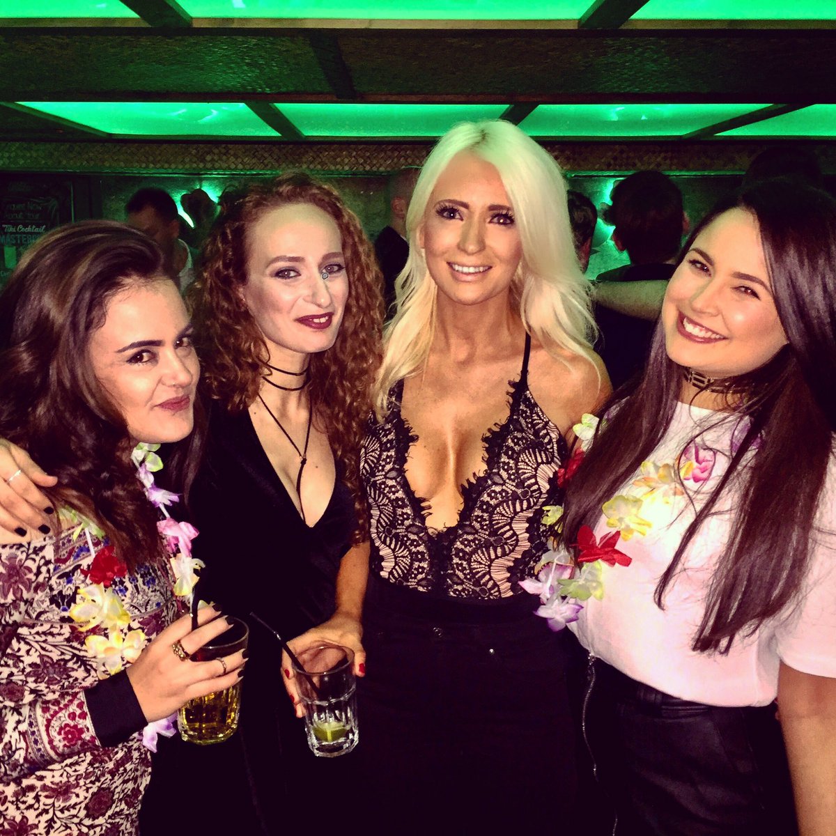 sooooza's tweet photo. Last night #TheseGirls ๐ #RoundTwoCrew #Christmas ๐พ๐๐ #Manchester x https://t.co/2pGot6Kz5z