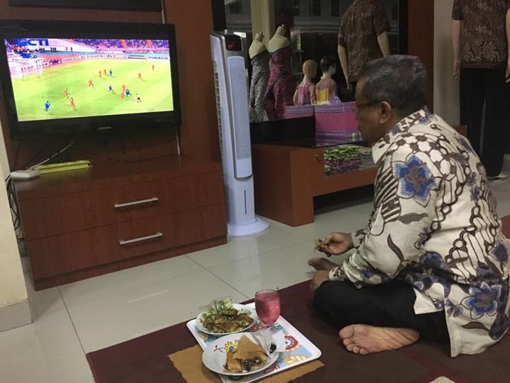 Ketum PBNU Kiai <a href="/saidaqil/">Said Aqil Siroj</a> seksama dan berdoa memberi dukungan ke timnas Indonesia. Hubbul wathan minal iman.