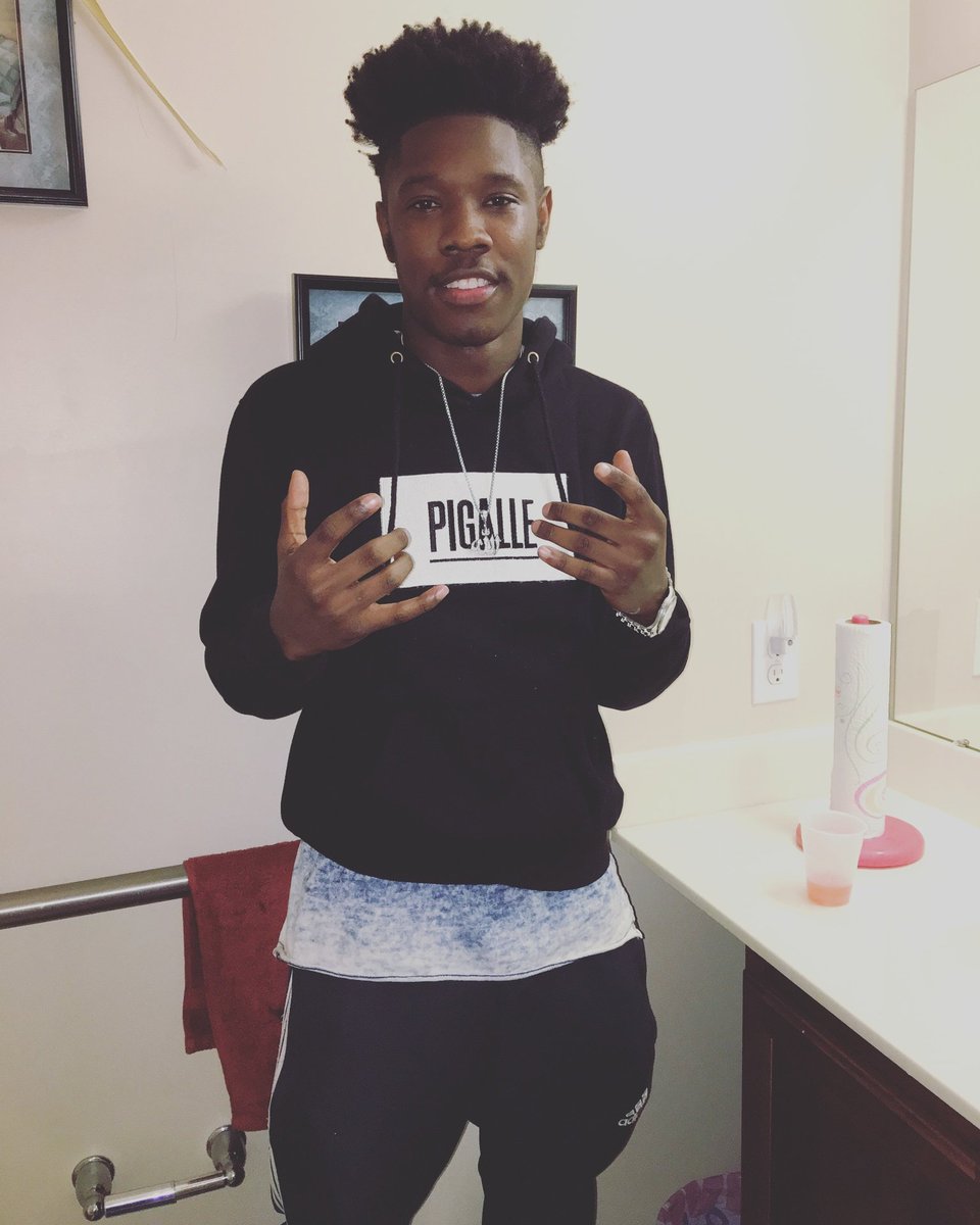 TheRealRari's tweet image. nomore nappy top thanks to my uncle/ stylist @DahsarbyRashad Shit chipped 🔥 #2different