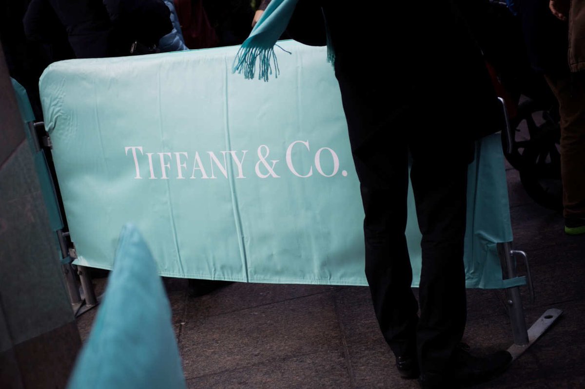 GavinGrindon's tweet photo. Tiffany's branded police barricades in New York, by Trump Tower #CruelDesigns https://t.co/lWv3BkEH4y https://t.co/9tDlNzKnxa