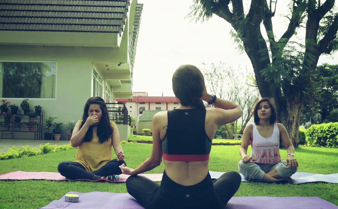 TheTripFC's tweet photo. #TheTrip Yoga is more FUN with friends.

@SapnaPabbi @MallikaDua @battatawada ❤ https://t.co/qq2LHALMPz
