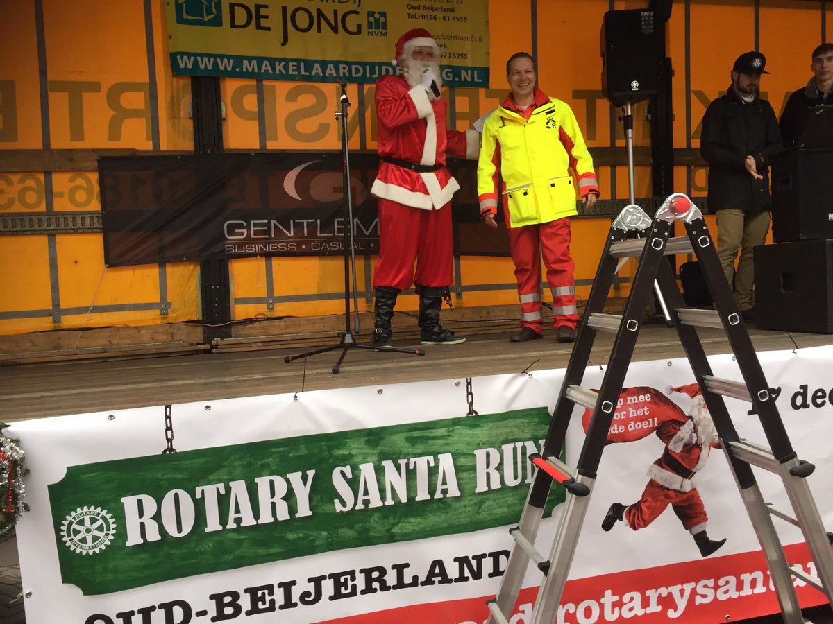De kerstman praat de tijd vol tot de warming-up.