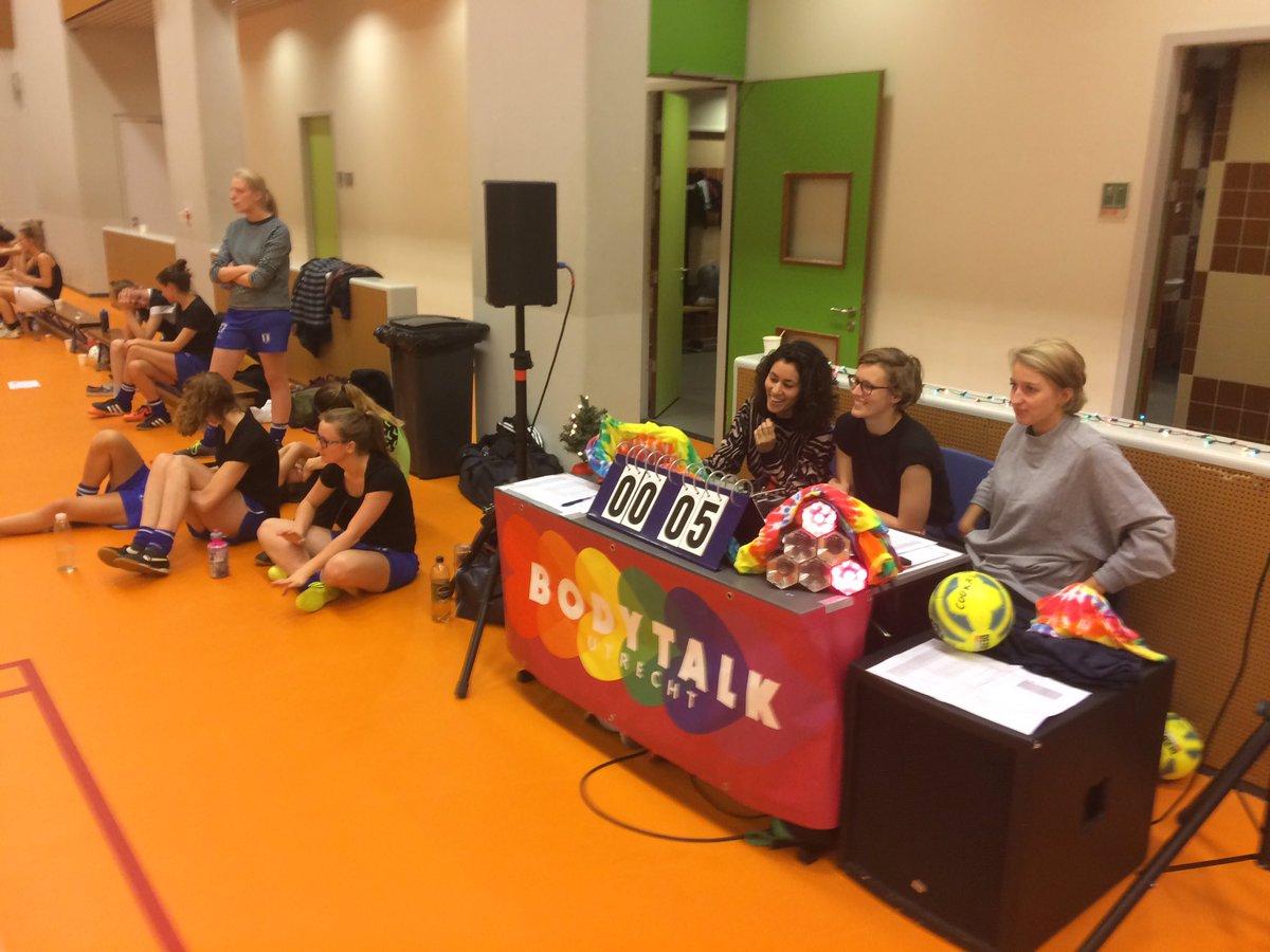 ZU1911zaal's tweet photo. Sfeertje hoor! Topevenement in @NieuwWelgelegen #zu1911 #zaalvoetbal #opentoernooi #ladies #iamyourvenus https://t.co/BNSQmv0XyA
