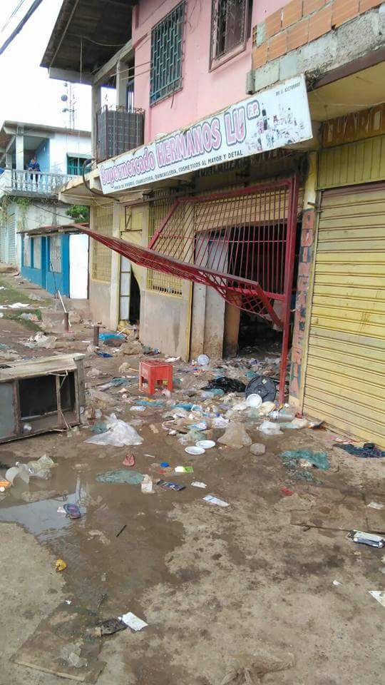 AndrewsAbreu's tweet image. #AHORA Se reportan más de 80 locales afectados por saqueos tras protestas por falta de efectivo y comida en #Bolivar