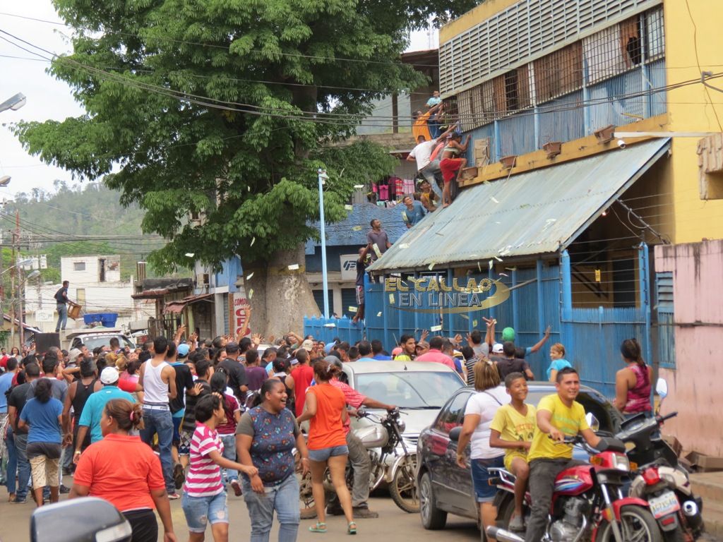 AndrewsAbreu's tweet image. #AHORA Se reportan más de 80 locales afectados por saqueos tras protestas por falta de efectivo y comida en #Bolivar