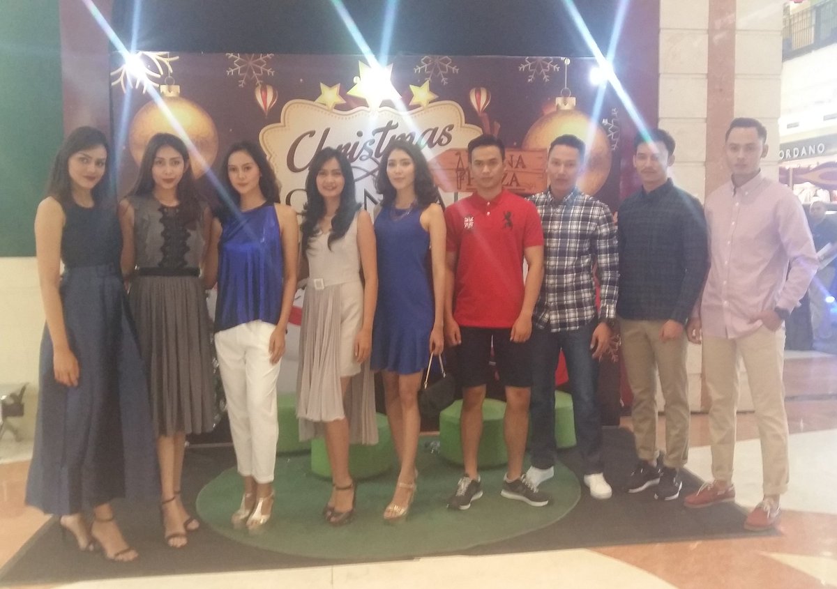 Fashion Show Performance. Female outfit by : <a href="/carlaclothing/">carla</a> (2nd floor) Male outfit by : <a href="/GiordanoID/">Giordano Indonesia</a> (Ground Floor). #latenightsale