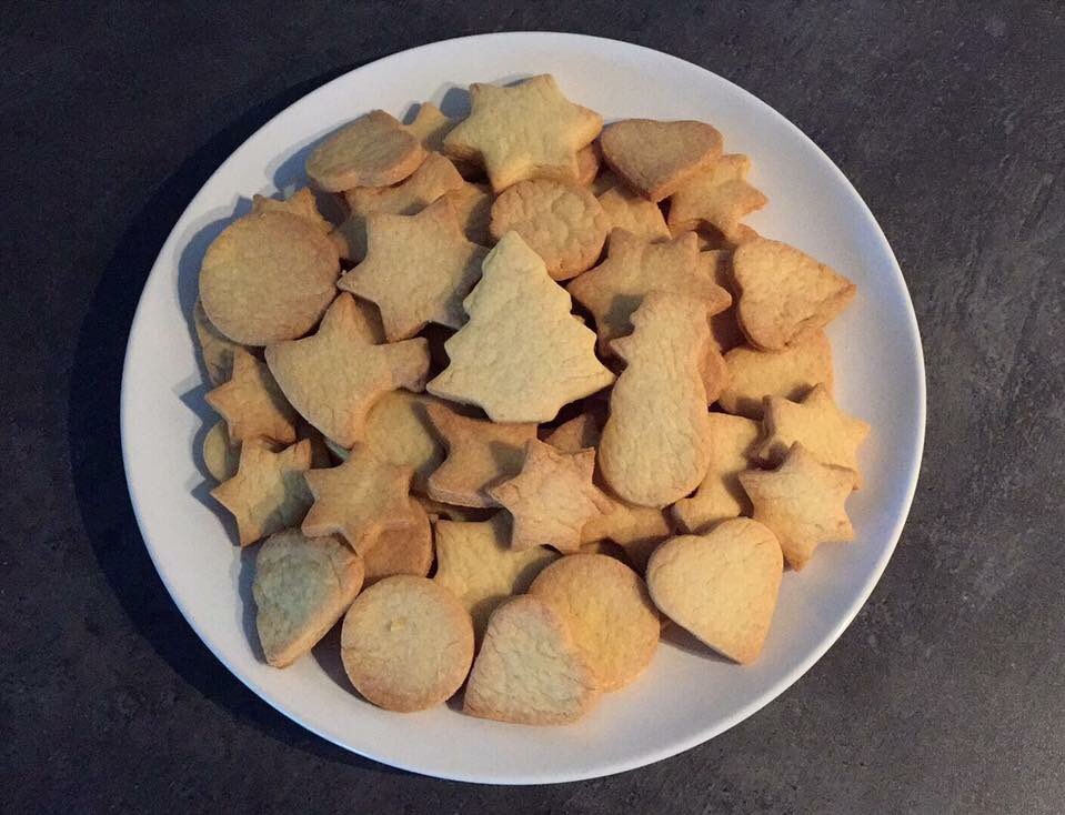 EllenSchellens's tweet photo. Dinsdag bakt LJ3 van VBS De Wegwijzer koekjes t.v.v. Villa Clementina en ReumaNet. De juf testte alvast het recept! #warmsteweek #mfl16 https://t.co/9fWOOwofUO
