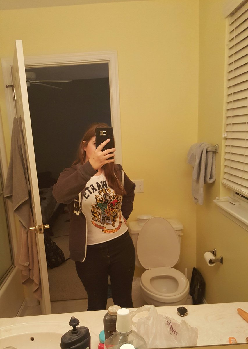 WickedSarah_'s tweet photo. Hogwarts in the bathroom #weakselfiegame https://t.co/5hOIyvr8Ua
