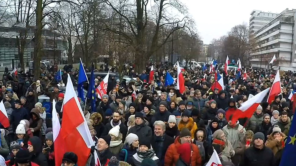 tvn24's tweet photo. Wuwuzele, flagi i okrzyki. Coraz więcej osób przed Sejmem.

RELACJA w @tvn24 >>>
https://t.co/5zIEo00Gou https://t.co/UI8OZxdZ7Y