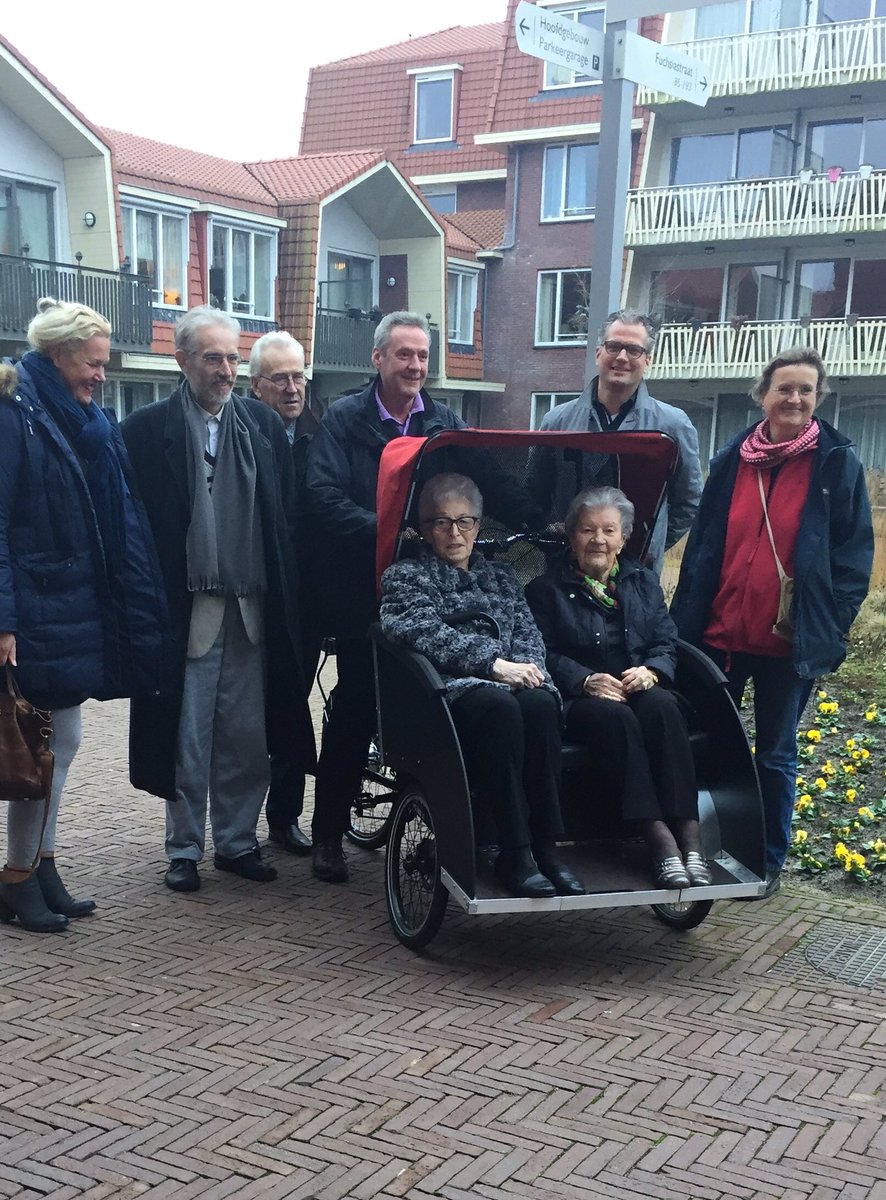 BosboomSanne's tweet photo. De eerste #riksja van Noord Holland in #deEgelantier @HilverZorg met #FietsenalleJaren gesponsord door @stadsfondsh en @Rabobank https://t.co/U11YKHFNZc