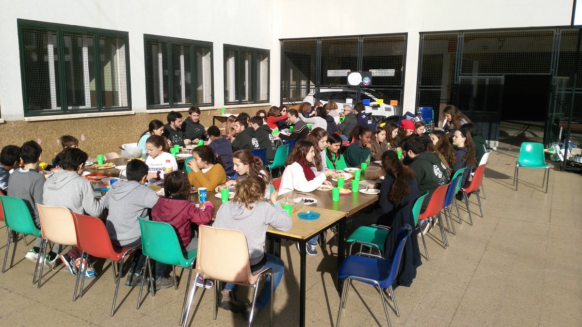 Avui, últim dia de trimestre amb un dia molt especial. Primer, un dinar de Nadal amb famílies, nens i nenes, i monitores i monitors!