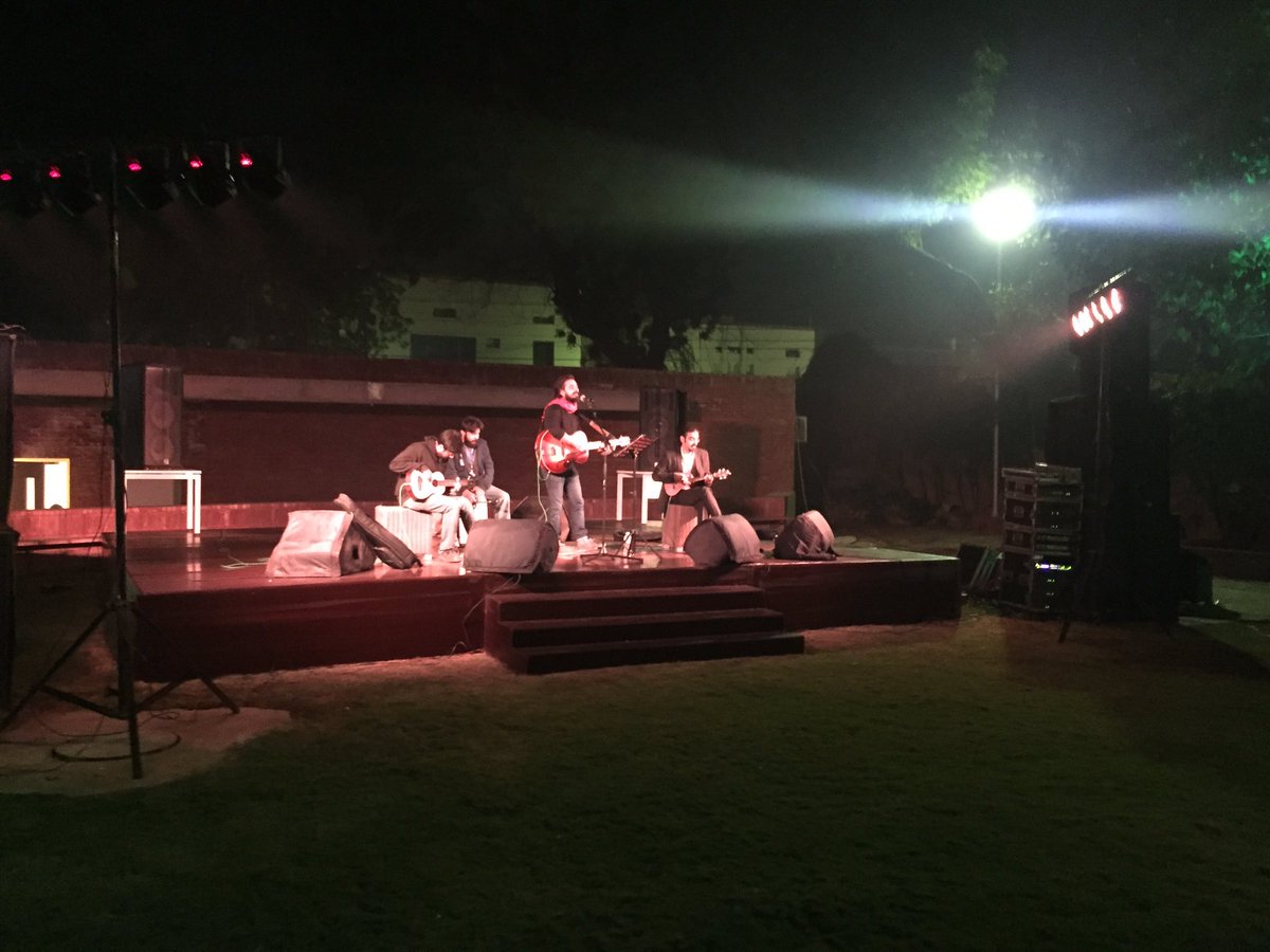 MaaryaR's tweet photo. #Happeningnow Jimmy Khan at the British Council library. 🎹🎼🎸
#LhrLibrary @pkBritish #PkLibraries #JimmyKhan https://t.co/926Fe1DpUW