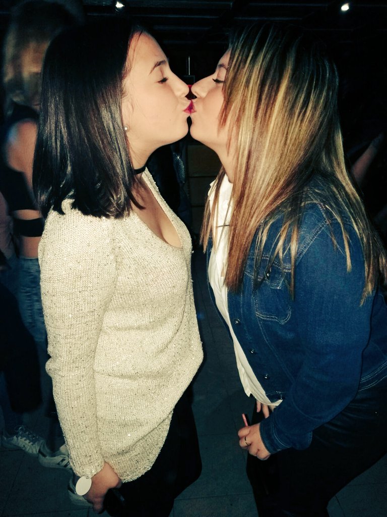 EstherIllescas's tweet photo. Pasen los años que pasen... siempre serás mi debilidad @IrisbarberoS como te quieroooo ❤❤ https://t.co/GfH4sBRYmJ