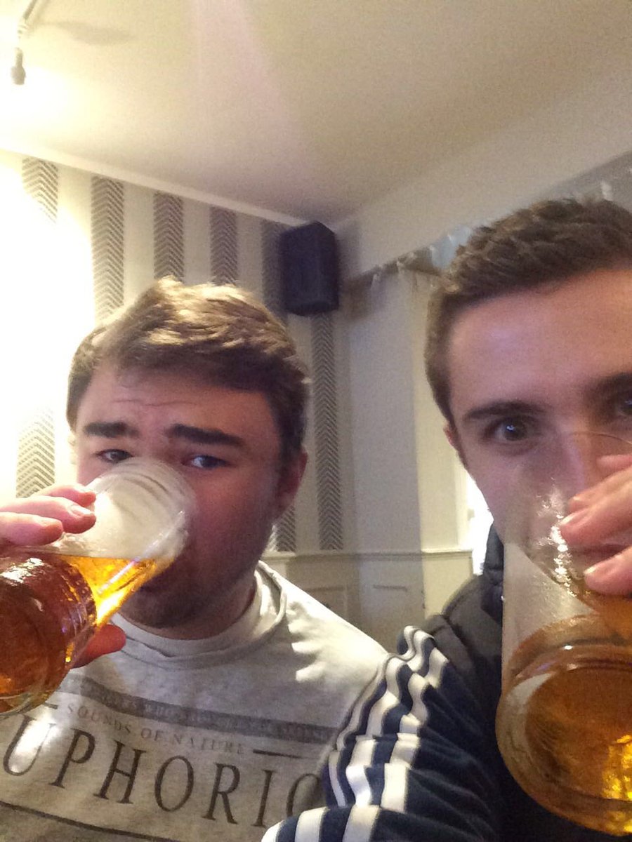The rumours are true! Two old chairmen are beering it up in Chelts! Great to see @CheesyB_123 drinking right handed! 🍺🎄💺#KoreanSam #Chuntey
