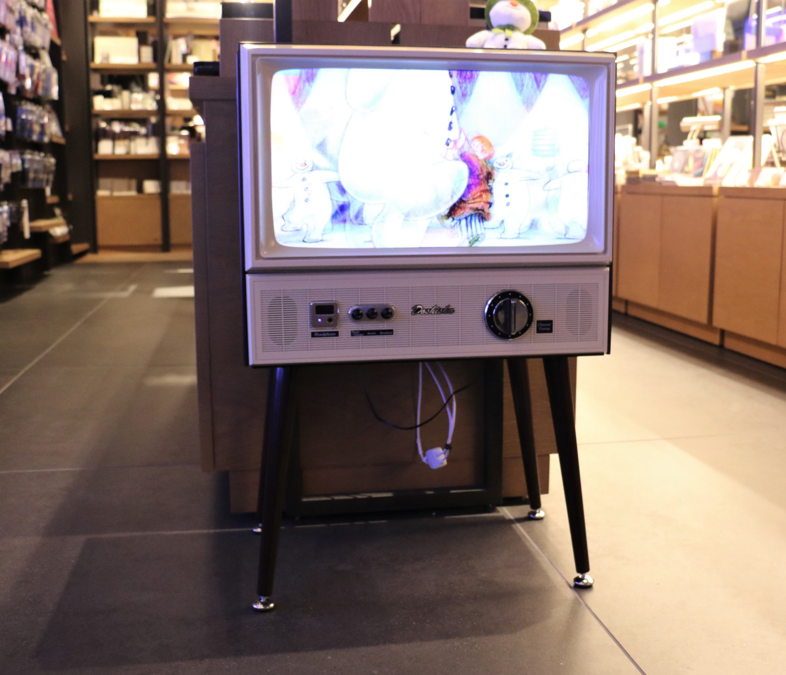 二子玉川 蔦屋家電 Twitterissa レトロなテレビ テレビの進化を感じながら 昭和テレビのデザインも素敵だな と感じるドウシシャの型液晶テレビ Vt3 Br 液晶パネルなので箱の中は空洞 天板を開けて収納できます こだわりの画質 音質 チャンネルや音量は