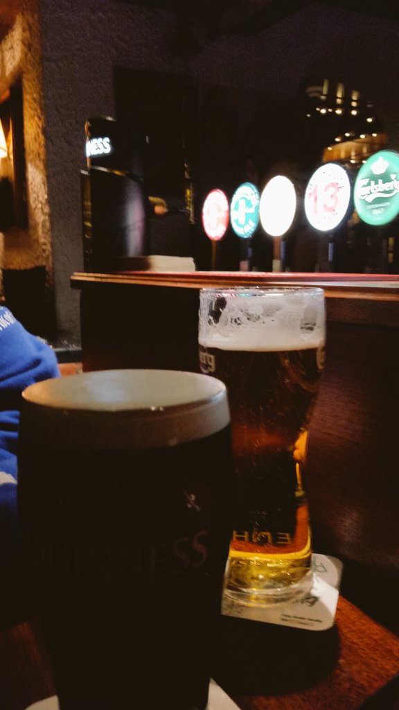 LeinsterRoyalty's tweet photo. #smallestpub no dwarf jokes @TheGiftOfGreeno https://t.co/UQDQAFluLx