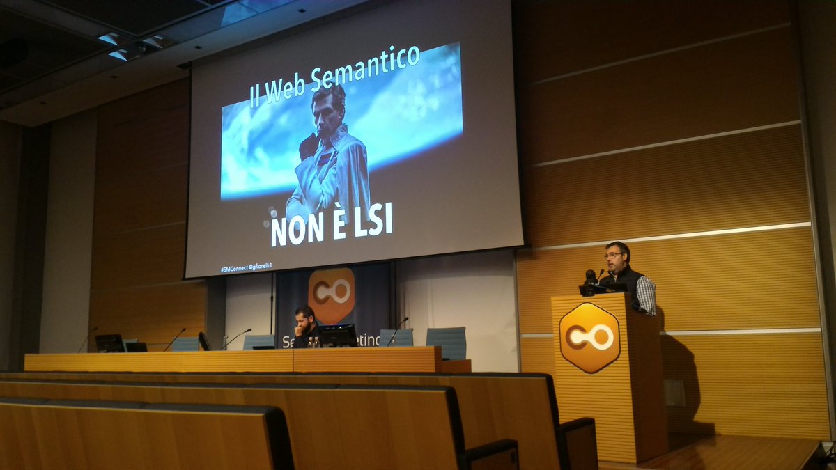 pistakkiomktg's tweet image. Gianluca Fiorelli is now talking about #WebSemantics @ Search Marketing Connect We must investigate the @Google Expanded Universe #SMCONNECT