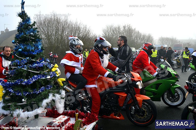 sarthemagfr's tweet photo. Un gang des Pères Noël sur les routes de la #Sarthe pour balade #FFMC72 ! 300 motards pour cette 1ère... cc @ffmcnat https://t.co/5AEXcesLjI
