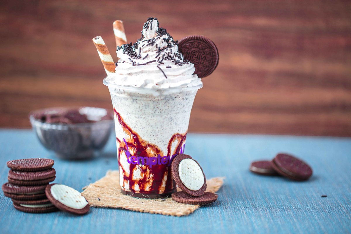 Awesome Oreo A perfect blend of #Oreo and store made #icecream topped with #chocolate #syrup and Oreo 

#tempteys #milkshakes