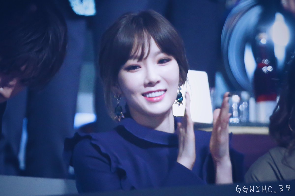 [PIC][01-12-2016]TaeYeon khởi hành đi Hồng Kông để tham dự "2016 Mnet Asian Music Awards" vào hôm nay  - Page 10 Cz4z-HYUkAAEjFr