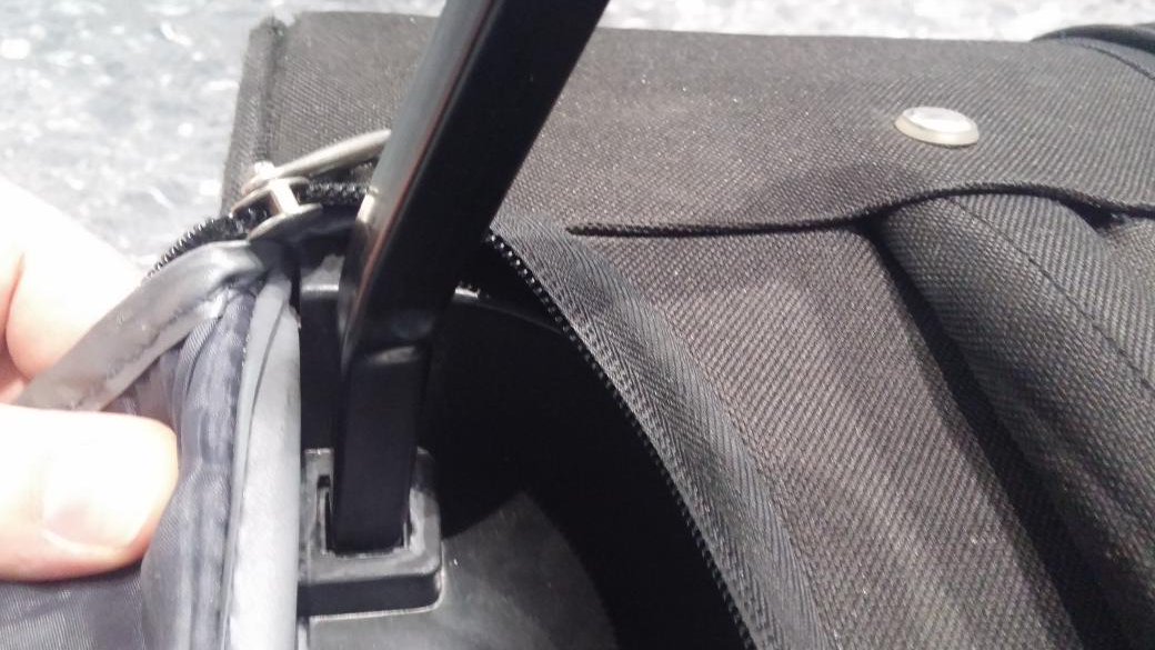 Mitch_Swagger's tweet photo. @British_Airways not only that, you have broken my bag. Never again #disgrace #BAareuseless https://t.co/inqdt1sAmV