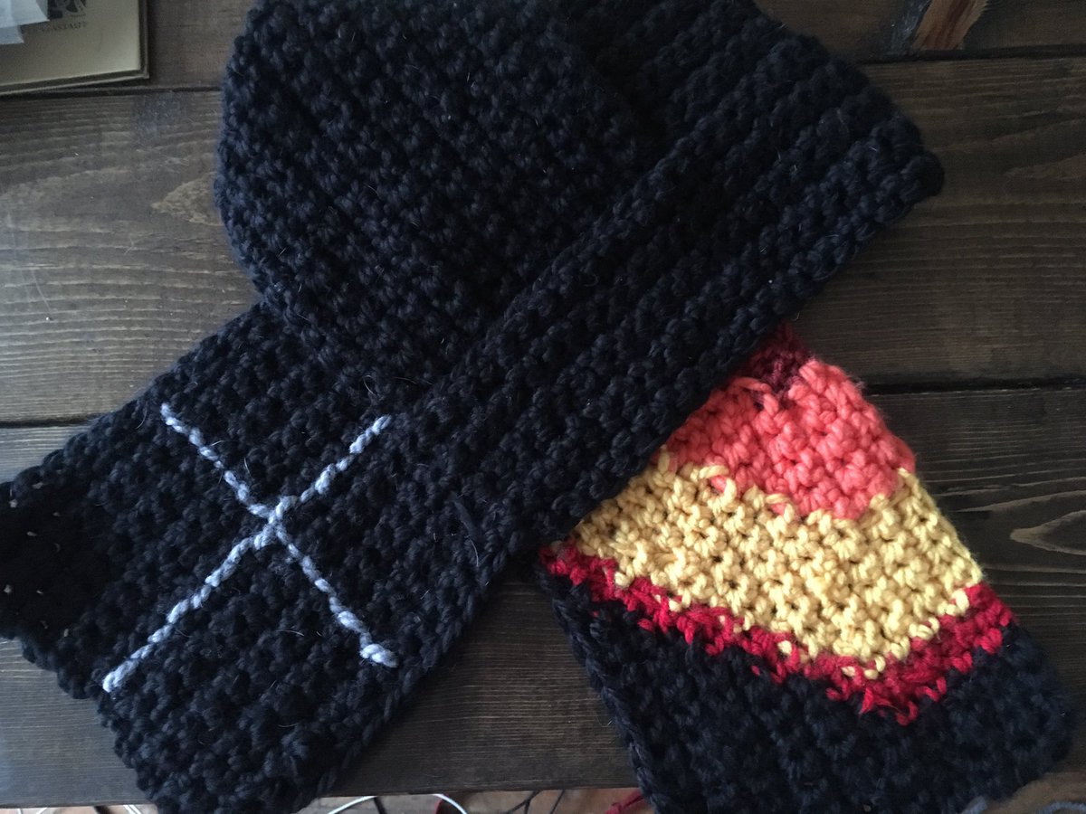 rcousine's tweet photo. What, this? Just another textile-swap subtle-sorta-cosplay keyhole scarf. #mancrafted https://t.co/viLt38n6fV