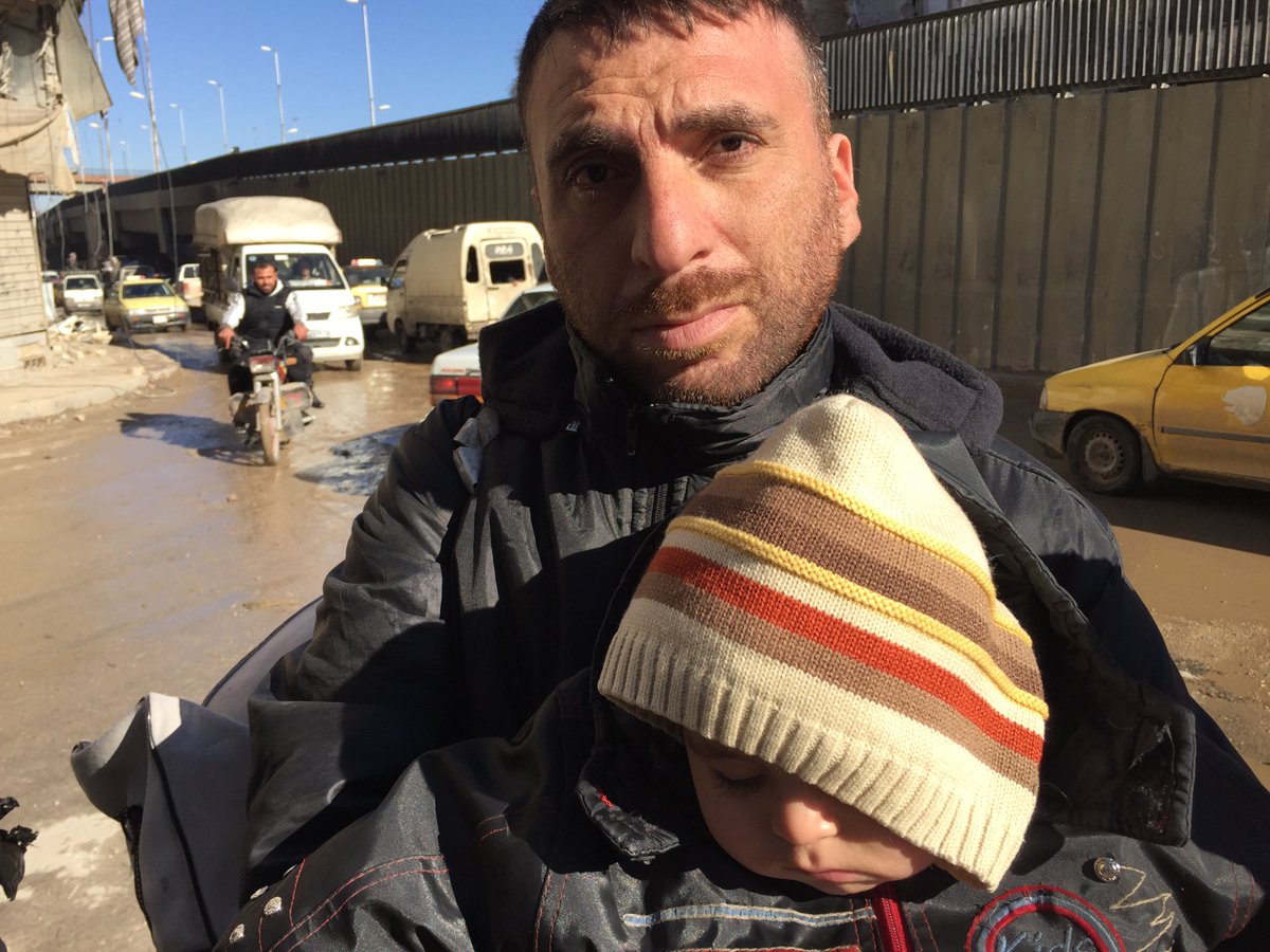 mikelayestaran's tweet photo. No me puedo quitar estas miradas de la cabeza #Alepo 
Mahmud y su hijo buscando un piso para meterse en Ashaar https://t.co/bTCm5RlIsF