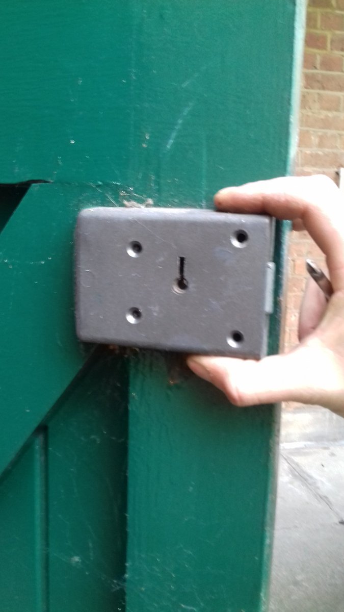 TRRLOCKS's tweet photo. Opened this electric cupboard faulty fb2 rim lock and the funny thing was it was installed upside down lol #hornsey #n6 https://t.co/8hdy0F3lRl