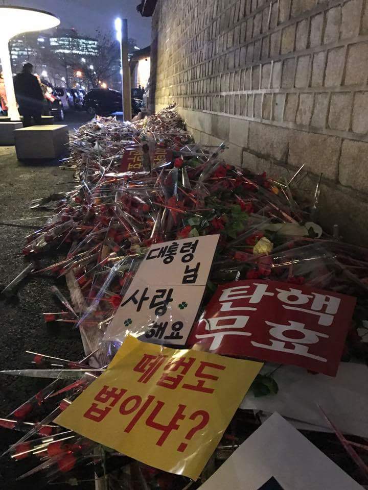 유유상종입니다
염치도 부끄러움도 없는 후안무치 박근혜를 시랑한다는 쓰레기같은 박사모가 남긴 쓰레기들