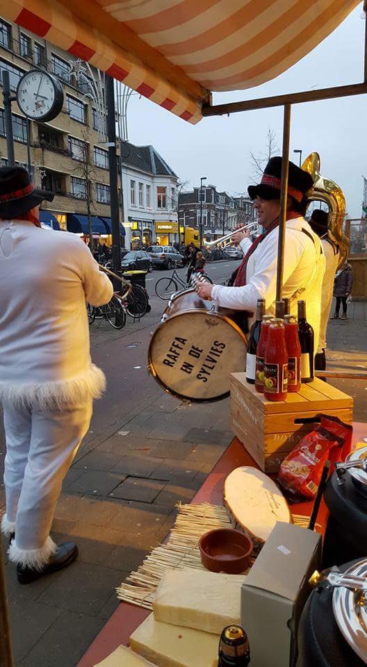 Biltstraat's tweet photo. Het is nog steeds gezellig hier! #DeBiltstraatGeeftLicht Foto's: #Biltstraat OndernemersVereniging (BOV). https://t.co/lpN0kvruLw