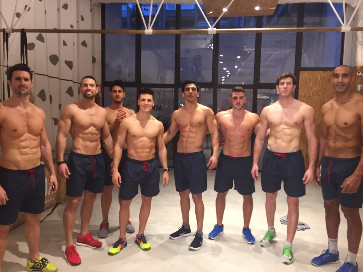 menshealthESP's tweet photo. Los 8 semifinalistas del #MHTopTrainer nos han pedido esta foto de recuerdo... sin camiseta https://t.co/1wqpamG3o2