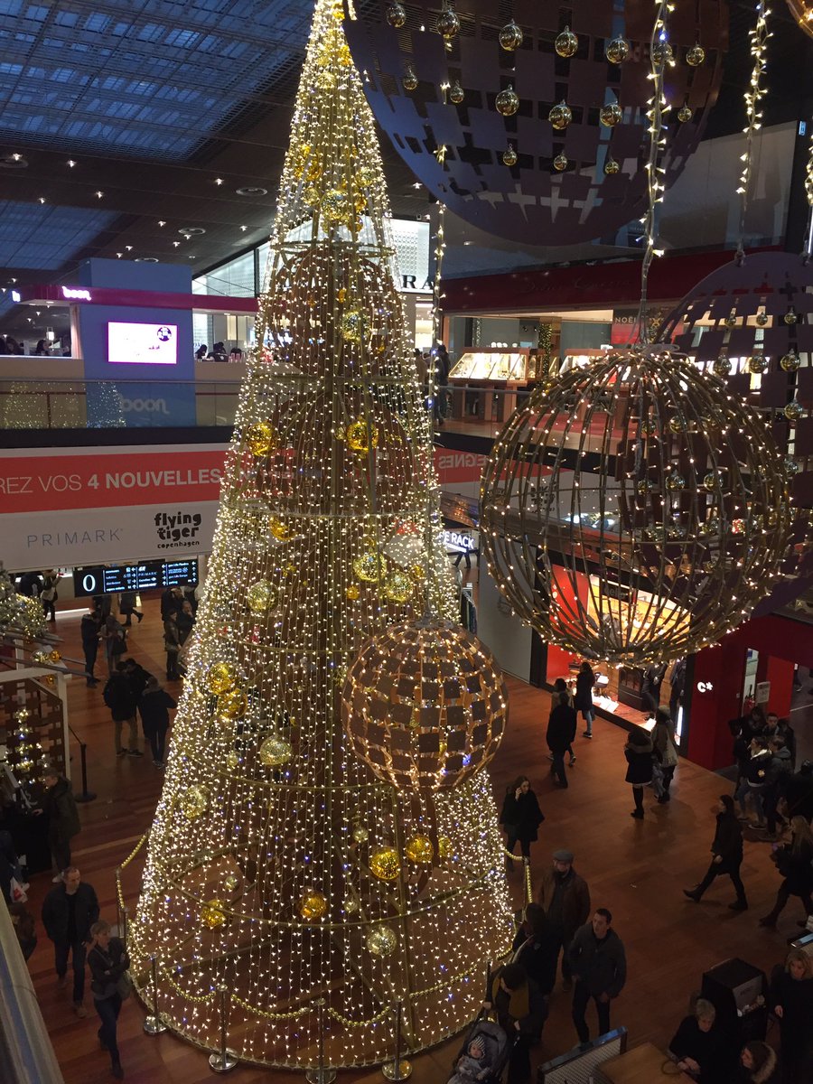 lille_infos's tweet photo. #Euralille #xmas 🎄 https://t.co/4kkaxsWfhX